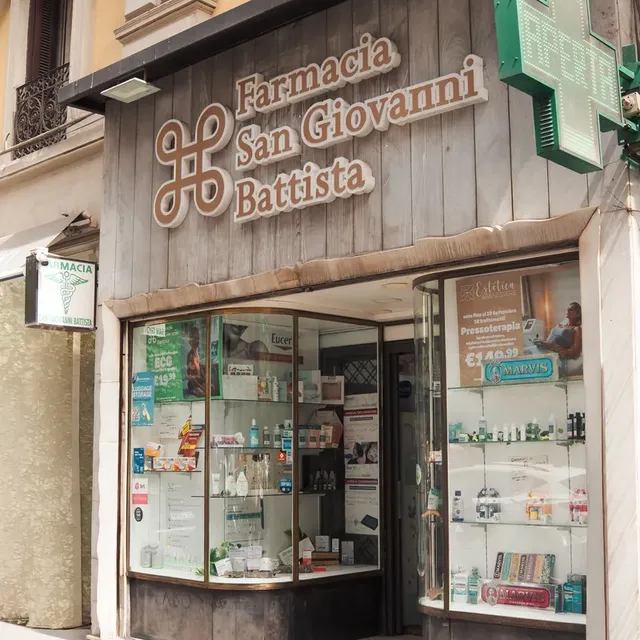 Lavoro di ri.creativo per Farmacia San Giovanni Battista, Farmacia e beauty · Napoli