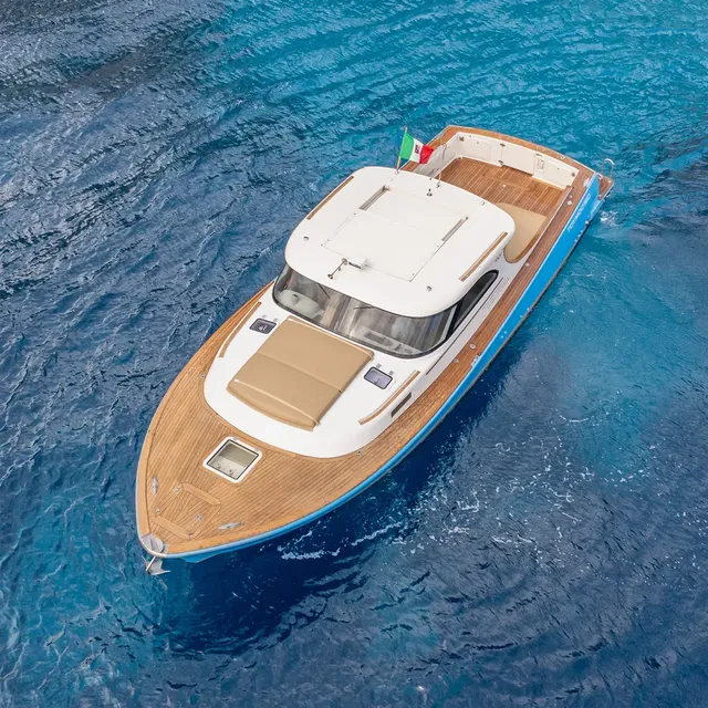 Lavoro di ri.creativo per Next Level Capri, Yacht charter · Capri